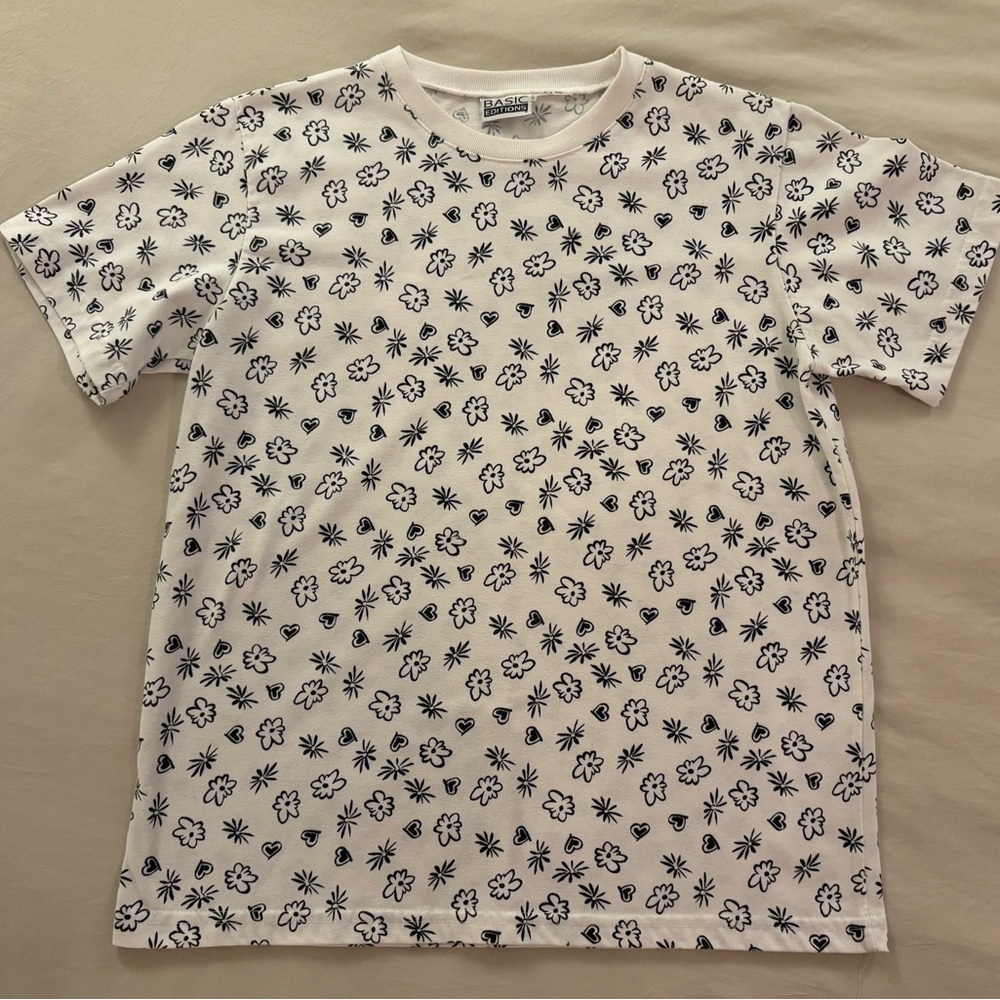Vintage‎ 90s Basic Editions White and black floral graphic tee. Small-Medium